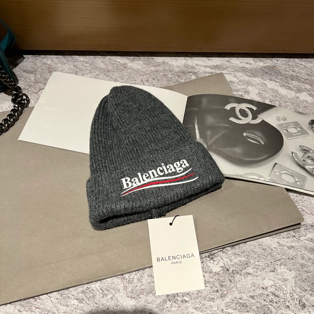 Вязаная шапка Balenciaga с буквой - 2 шт.