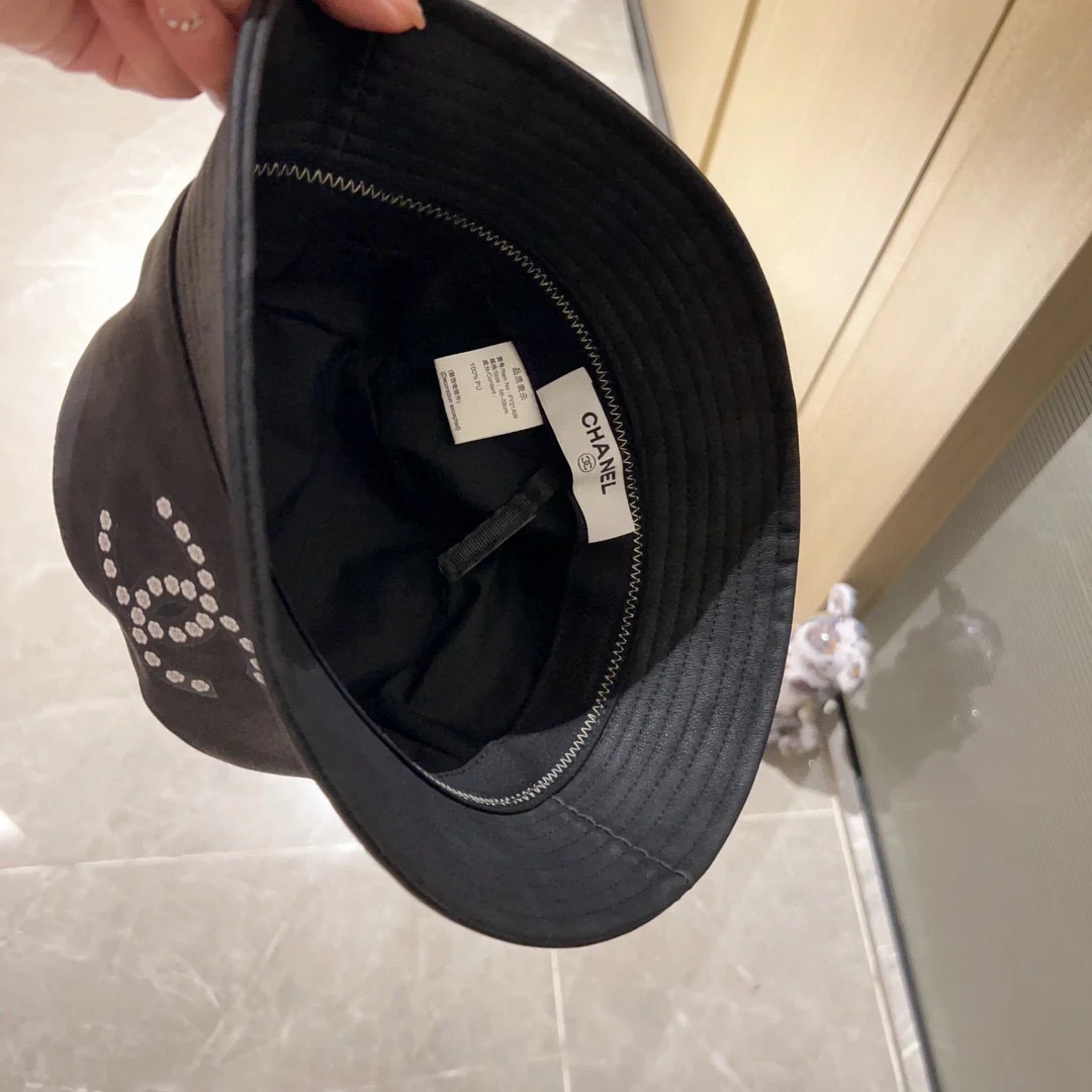 Новая кожаная рыбацкая шляпа Chanel из коллекции Pre-Fall 2023 — черная.