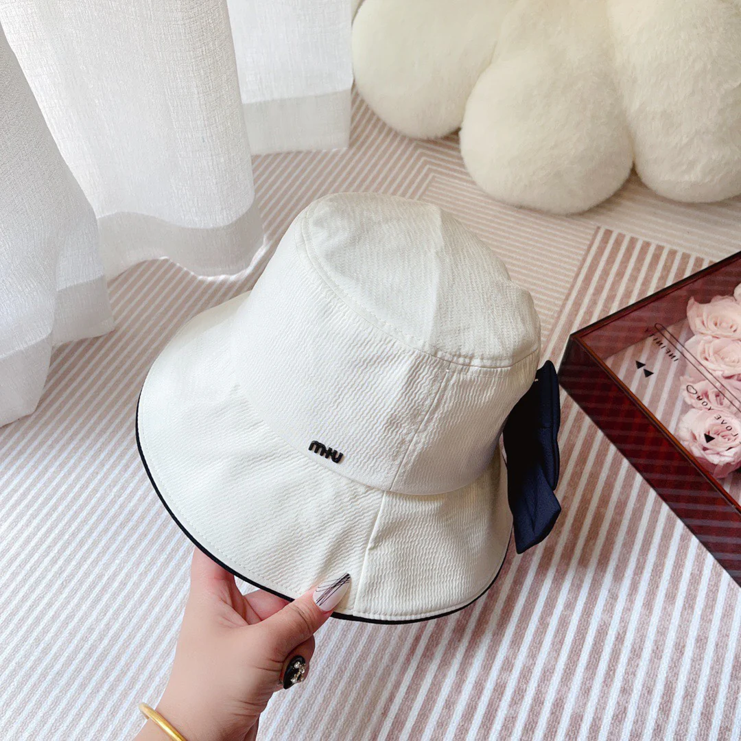 Новая летняя панама Miu Miu 2023 года с простым бантом - белая.