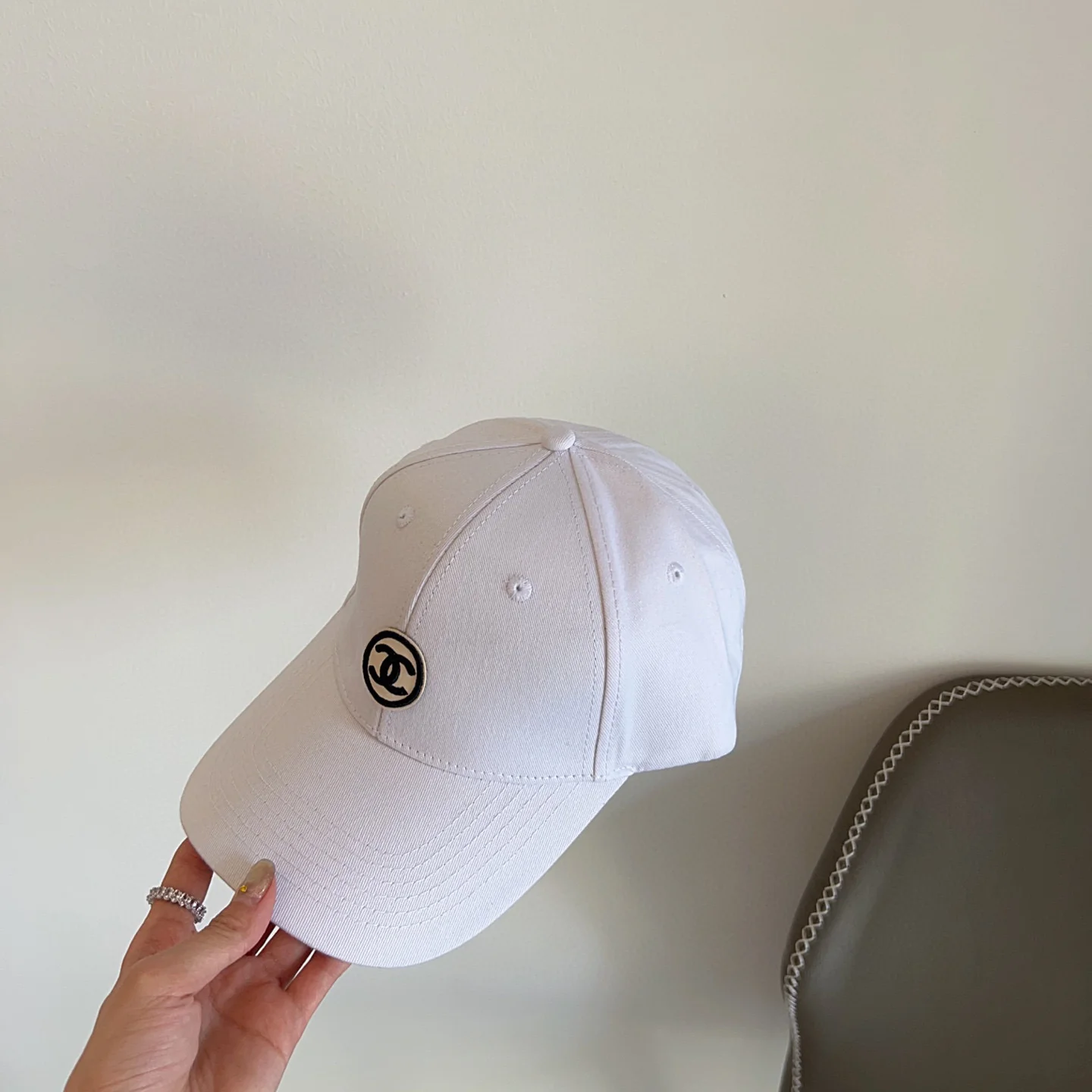 Chanel - Минималистичная бейсболка - Белая