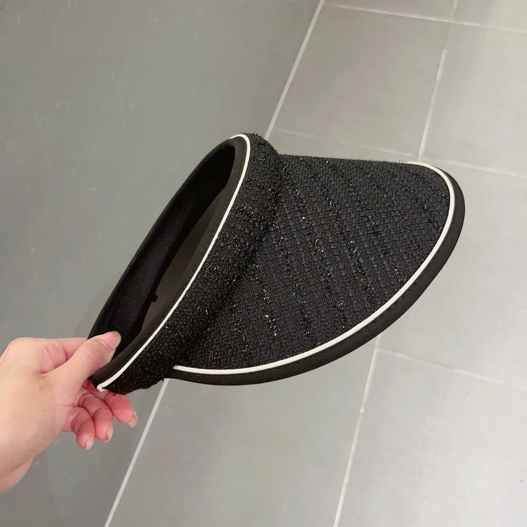 Новинка сезона весна/лето 2023 от Chanel - Солнцезащитный козырек с открытым верхом - Черный