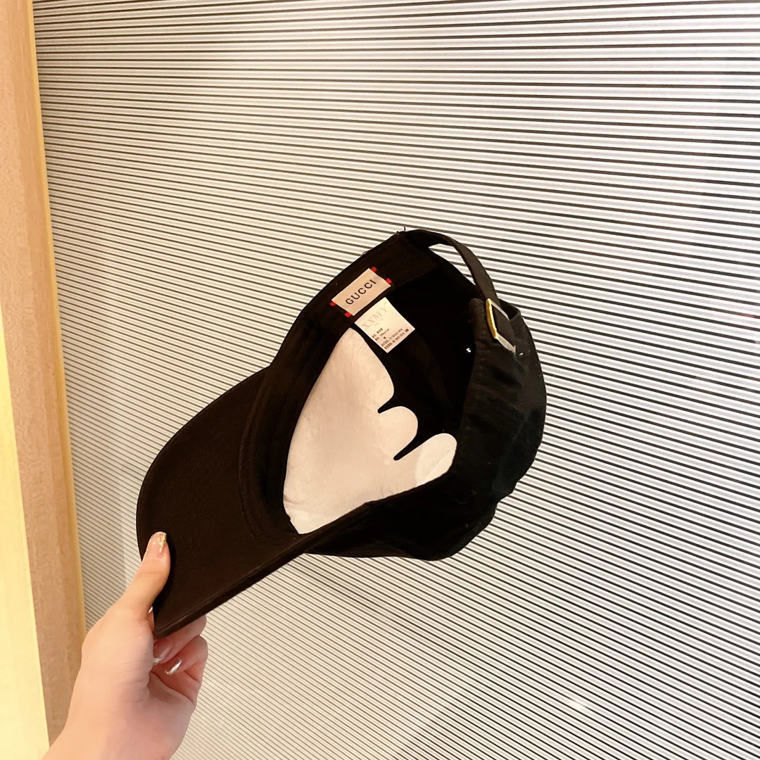 Бейсболка Gucci с клубничным узором