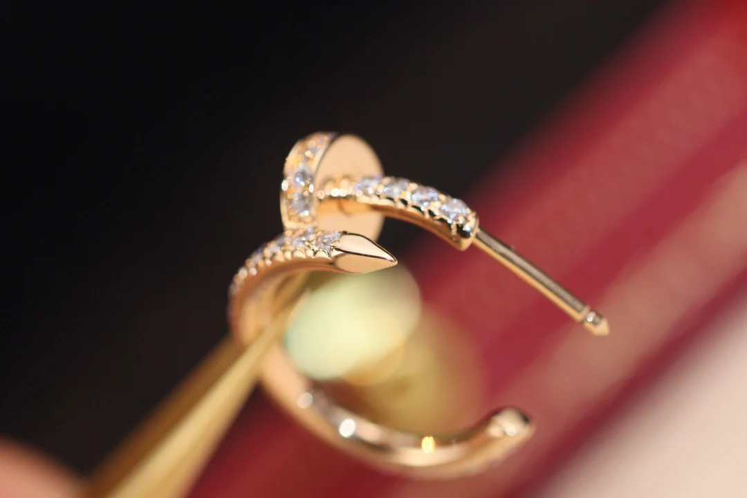 Небольшие серьги-гвоздики Cartier из розового золота, полностью инкрустированные бриллиантами.