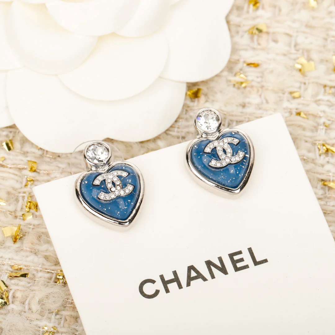 Серьги Chanel в виде голубого сердца (25 пенсов)