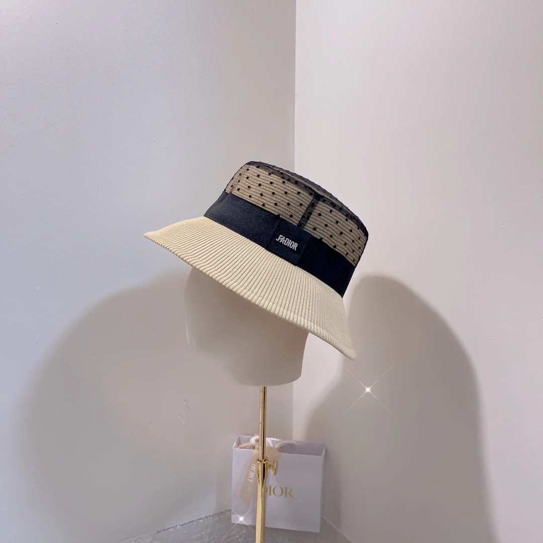 Dior - Элегантная рыбацкая шляпа 