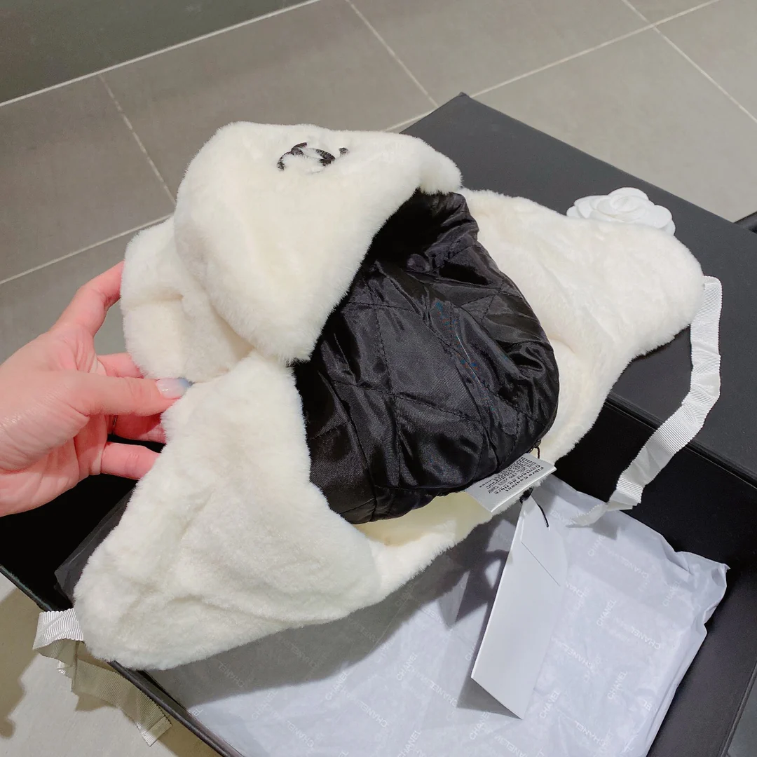 Наушники Chanel из кроличьего меха