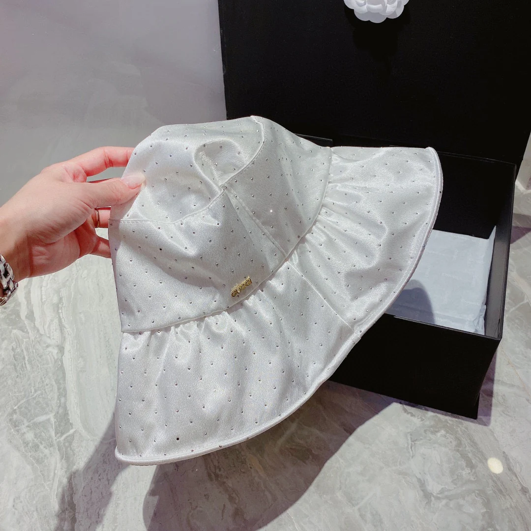 Атласная панама Gucci — высококачественные стразы, закрепленные методом термофиксации — регулируемая, складная, удобная для переноски.