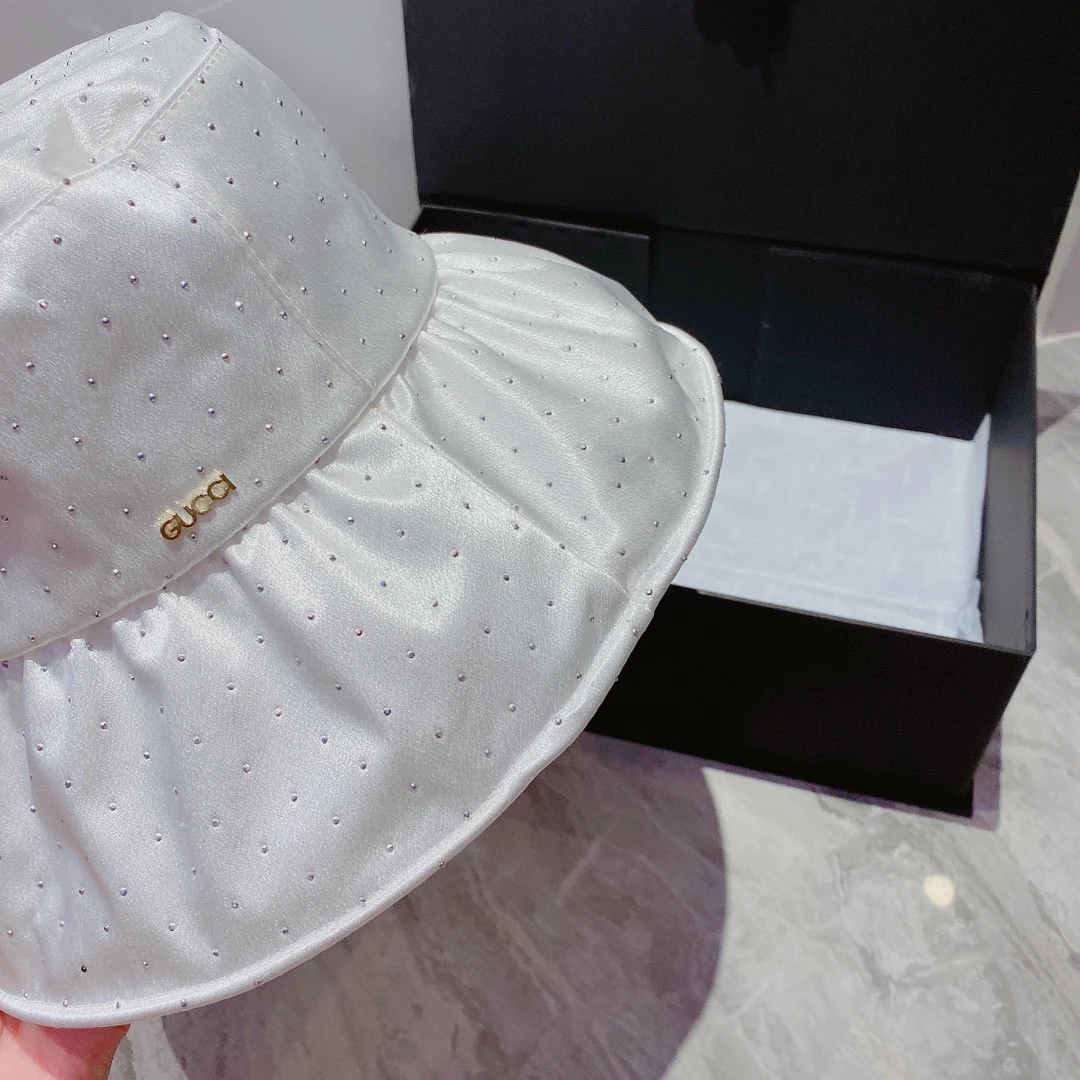Атласная панама Gucci — высококачественные стразы, закрепленные методом термофиксации — регулируемая, складная, удобная для переноски.