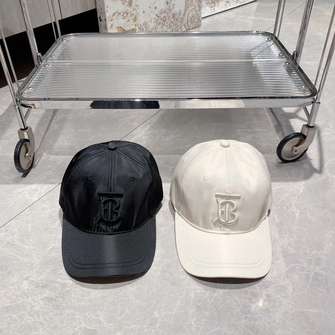 Новинка сезона весна/лето 2023 от Burberry - глянцевая бейсболка TB, белая.