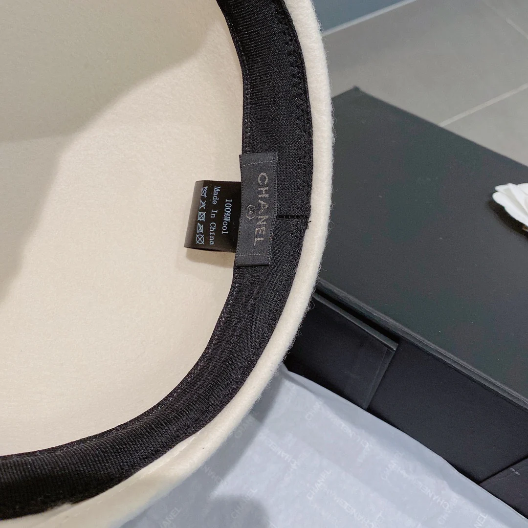 Chanel - Шерстяная кепка-?уточка? - Белая