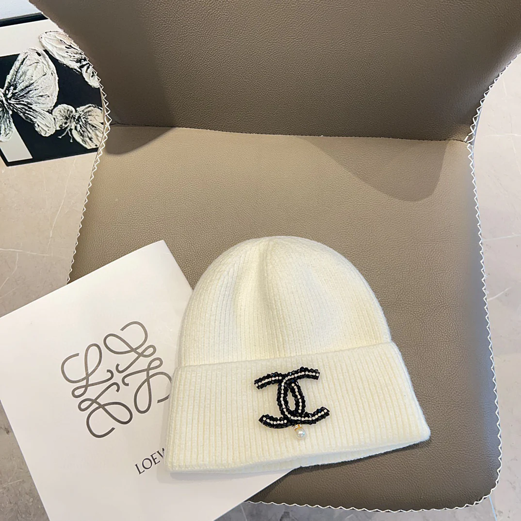 Вязаная шапка Chanel с вышивкой - белая