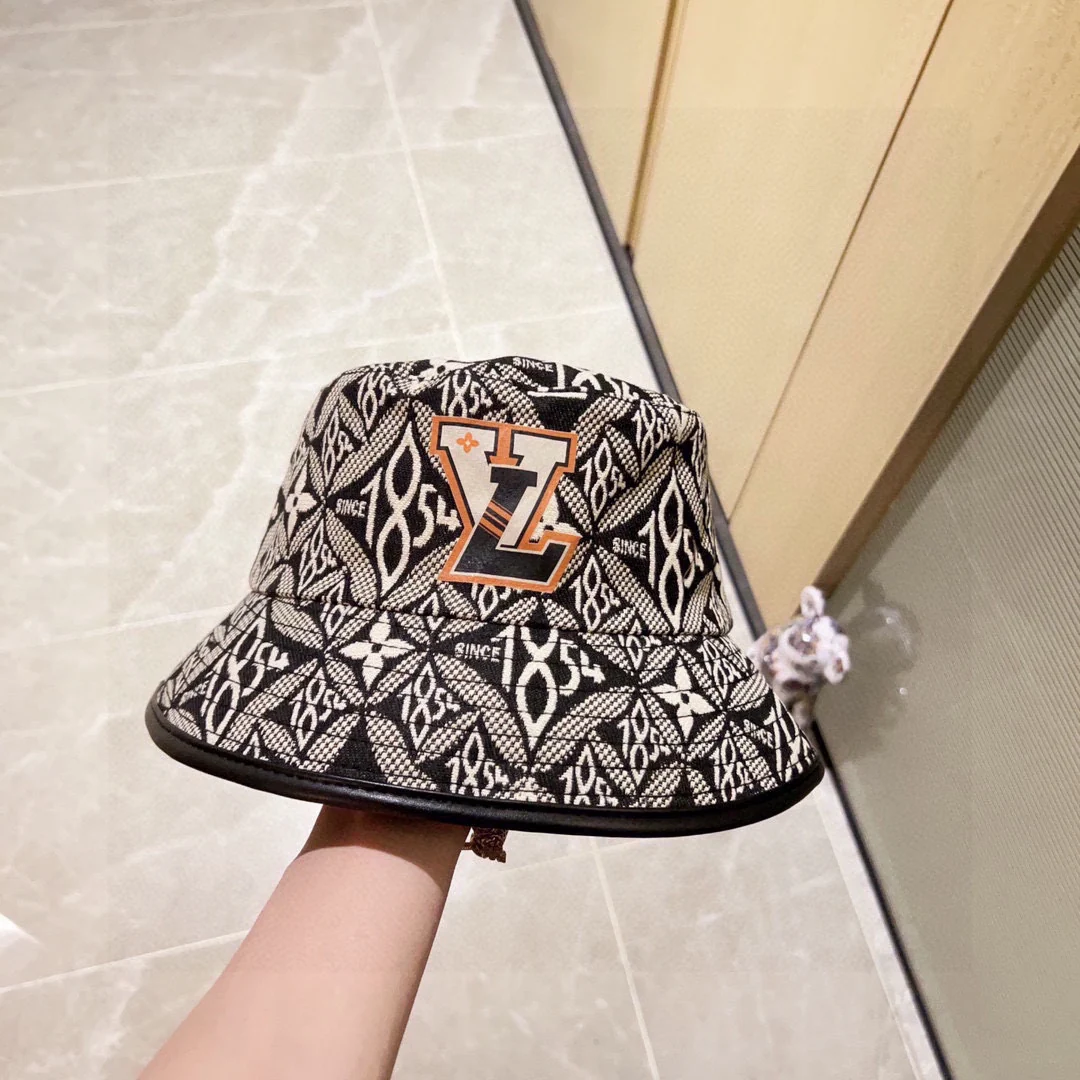 LV - Новинка 2023 года в бутике: Рыбацкая шляпа с вышивкой по всей поверхности.