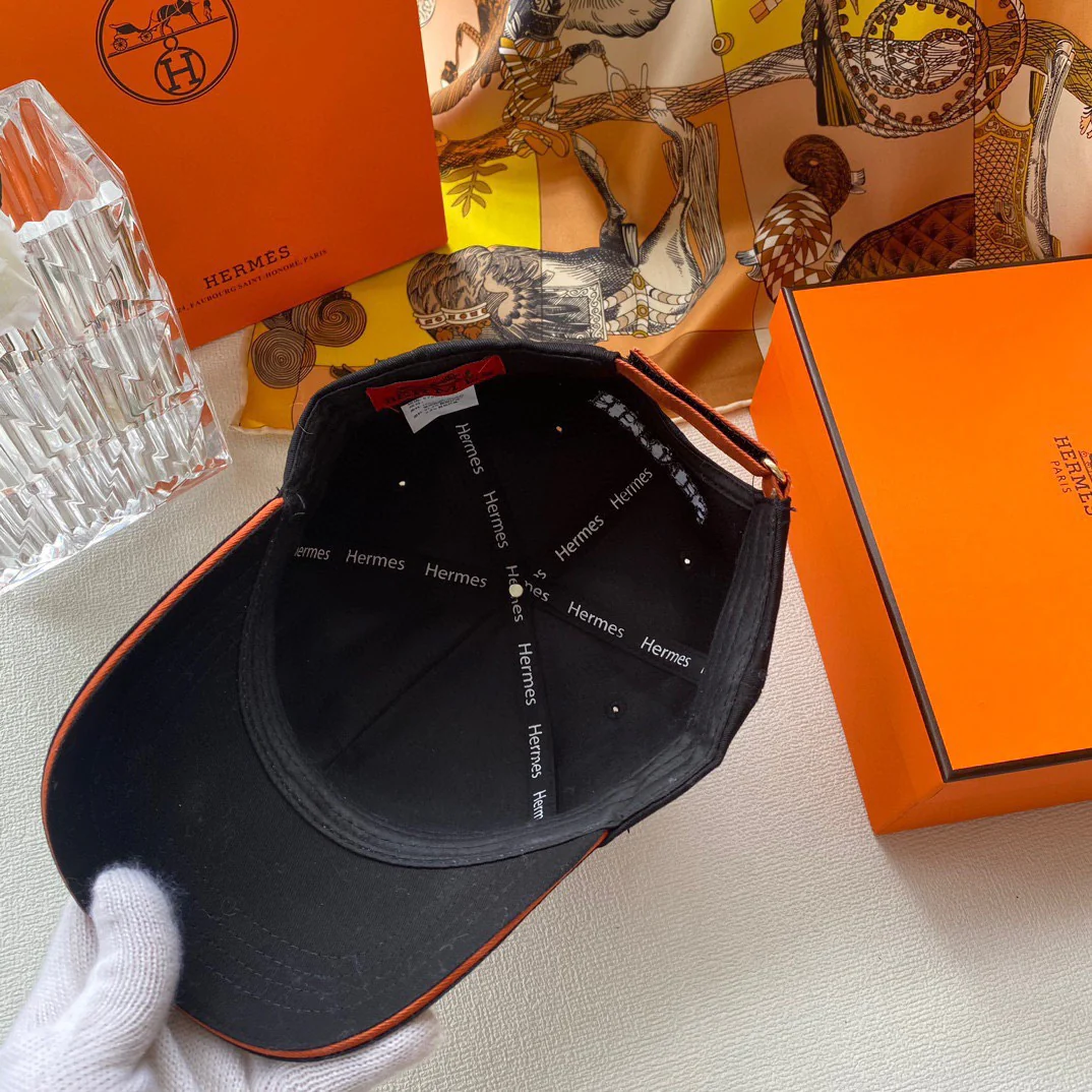 Вышитая бейсболка Hermes - черная