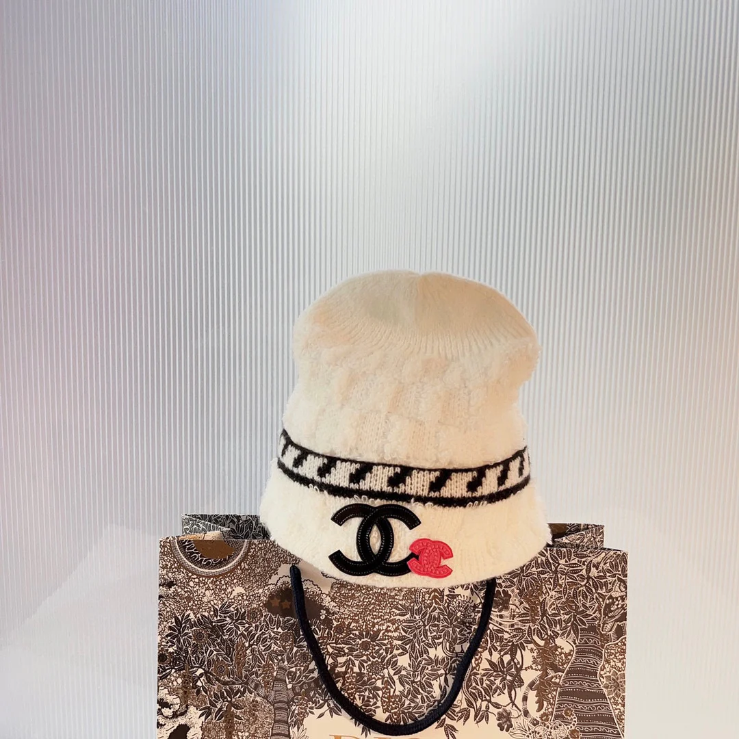 Вязаная шапка Chanel в корейском стиле - белая