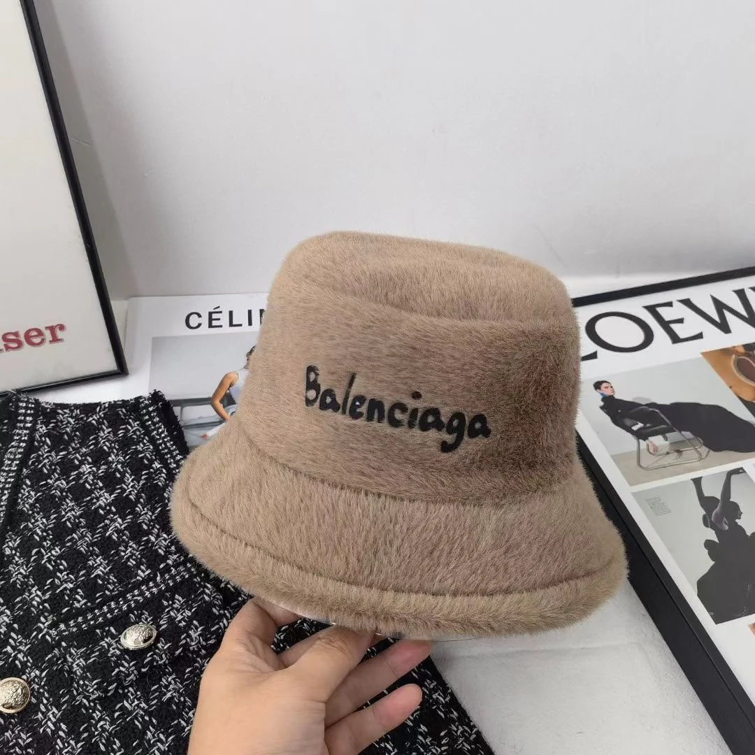 Balenciaga - Рыбацкая шапка из норки