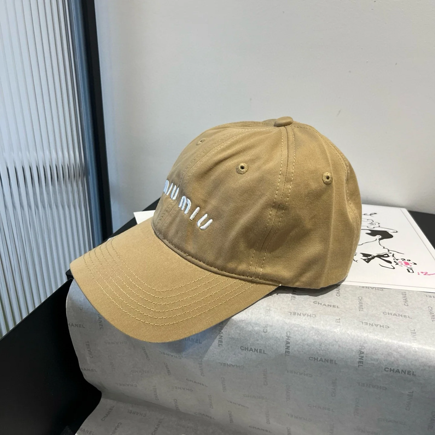 Бейсболка Miu Miu с вышитым логотипом — желто-коричневая.