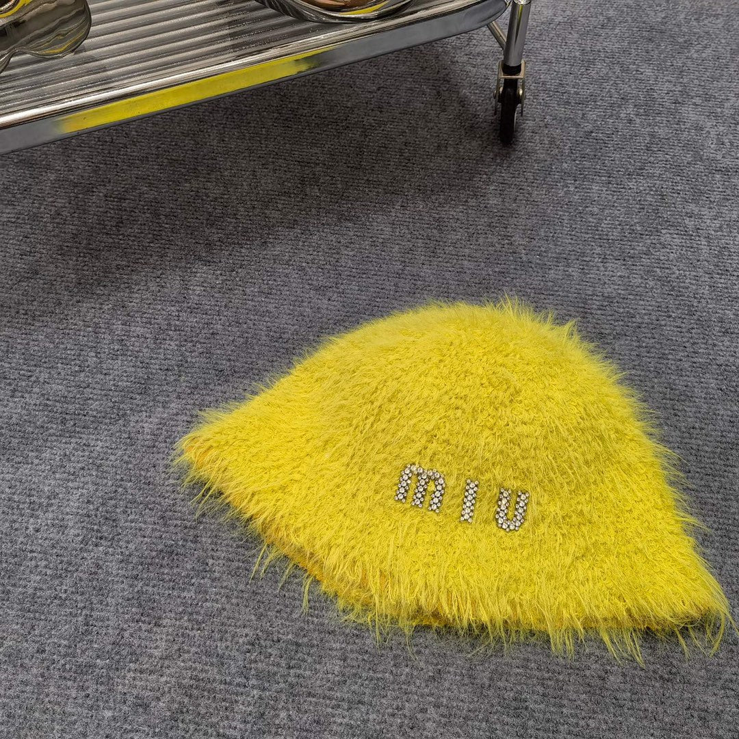 Miu Miu - Популярная осенне-зимняя коллекция: рыбацкая шапка из норки.