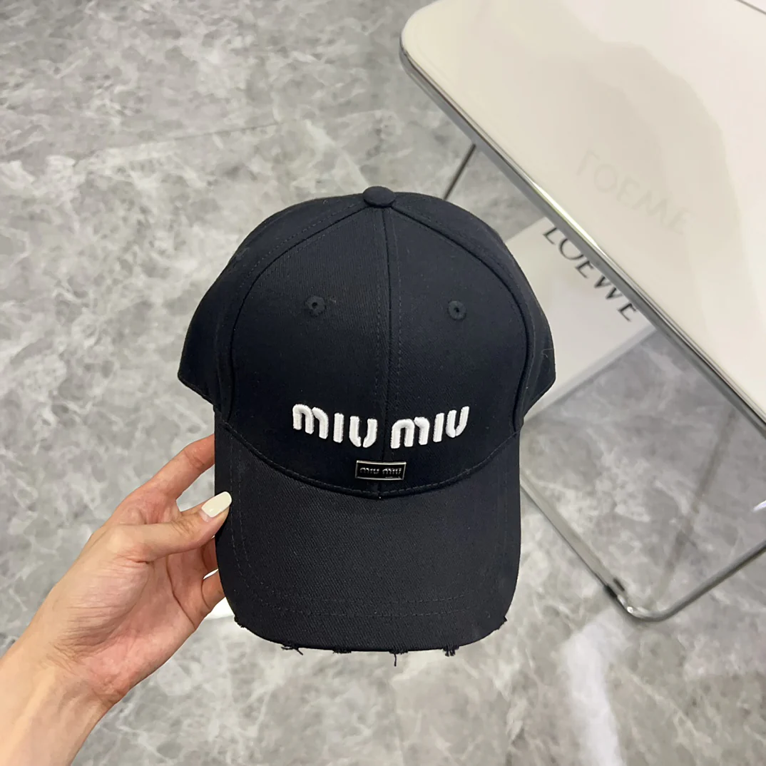 Новая бейсболка Miu Miu 2024 с объемными буквами, черная.