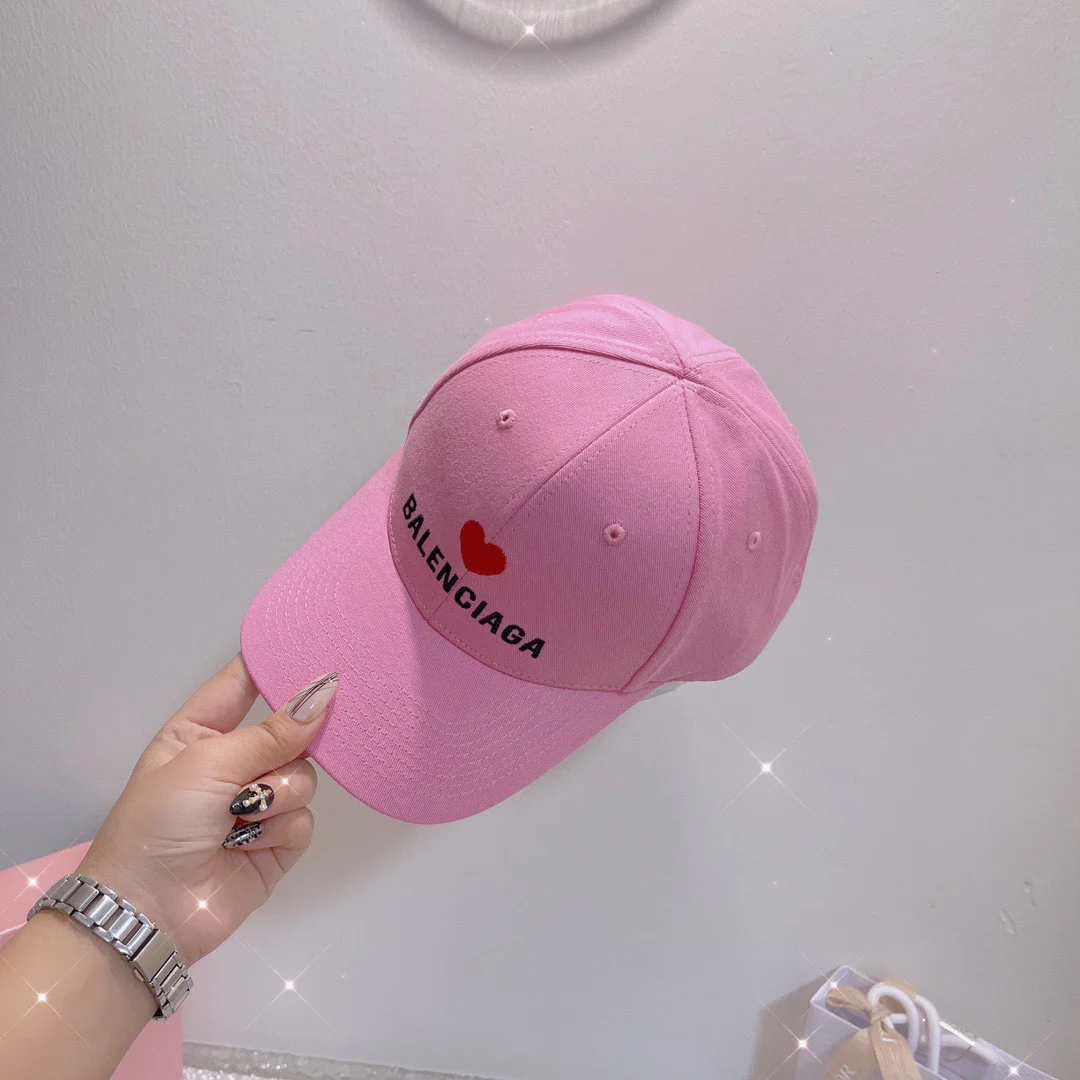 Бейсболка Balenciaga с вышитым сердцем — в том же стиле, что и на официальном сайте.