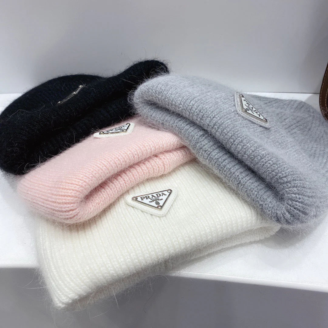 Вязаная шапка Prada из ангорского кроличьего меха и шерсти - белая.