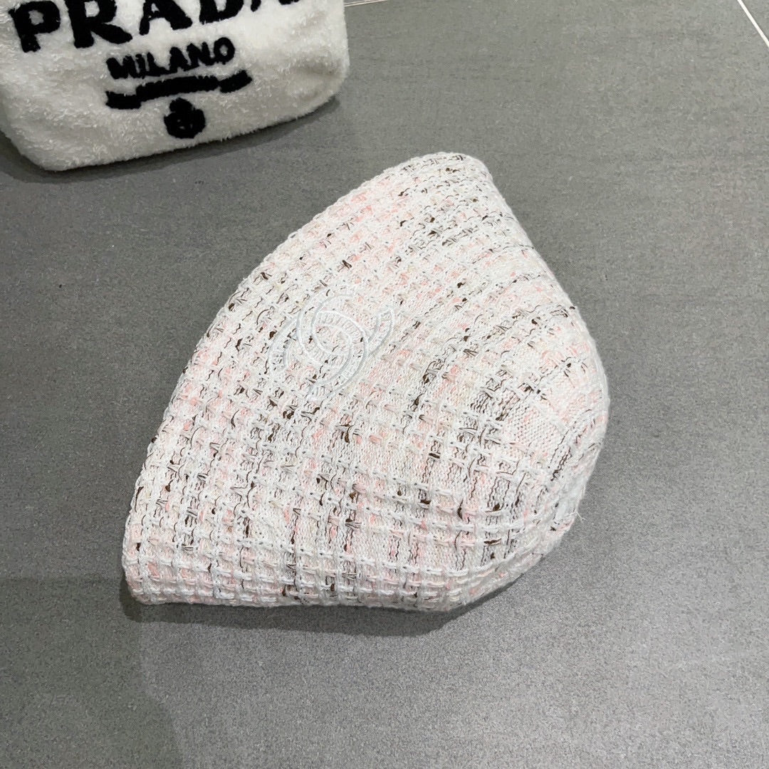 Новая элегантная вязаная рыбацкая шапка Chanel из осенне-зимней коллекции - белая.