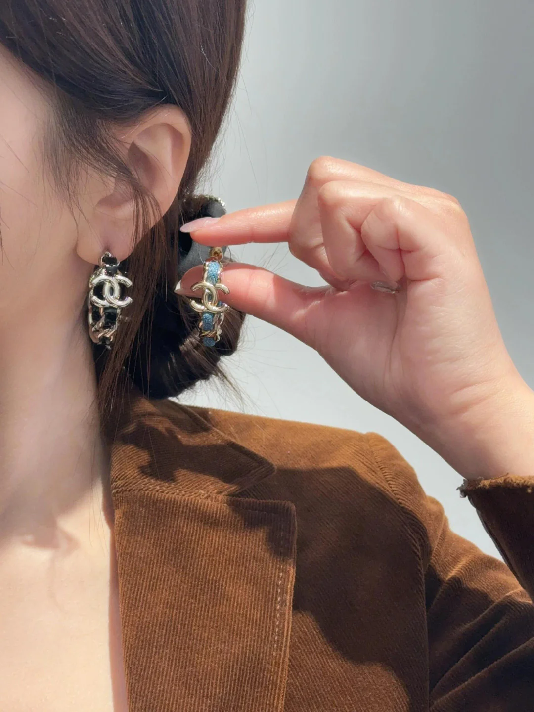 Серьги Chanel - 25 пенсов, черные с серебряной кожаной цепочкой