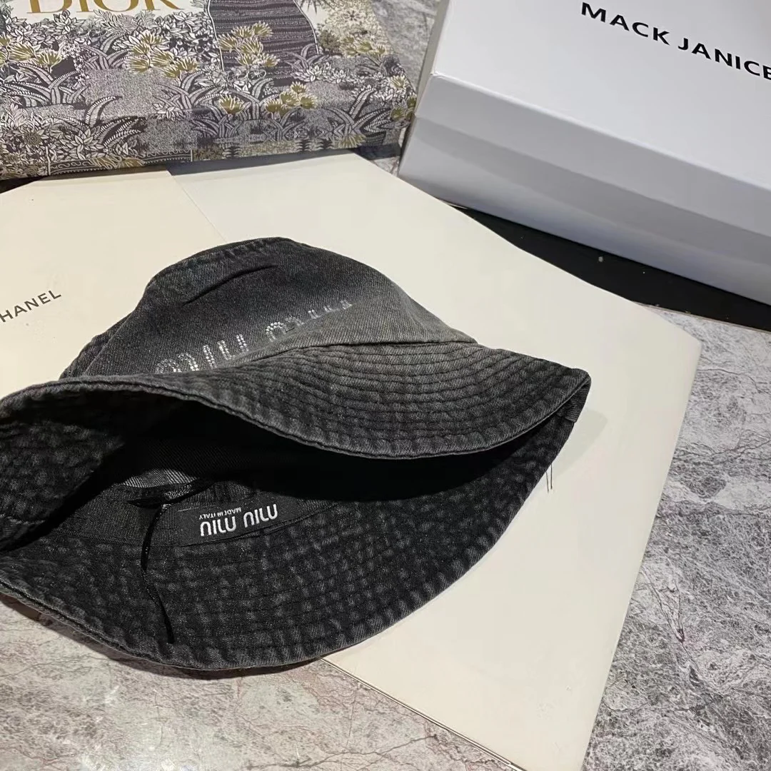 Новинка весны/лета Miu Miu 2023 — панама из джинсовой ткани с лоскутным узором.