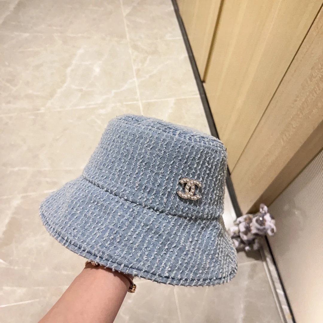 Новая ретро-шляпа рыбака в ковбойском стиле от Chanel 2023 года - светло-голубая.
