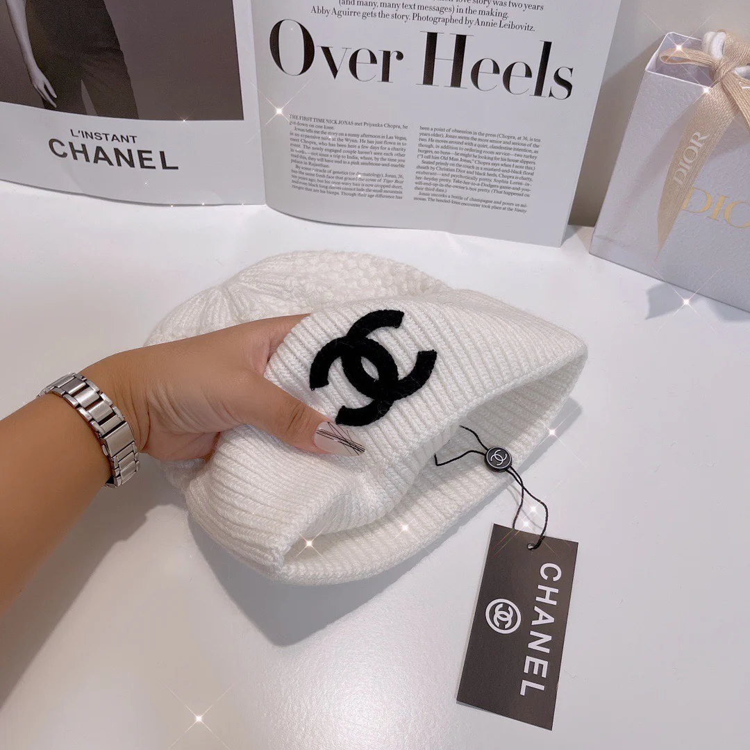 Вязаная кашемировая шапка Chanel с узором ?Ананас? — белая.