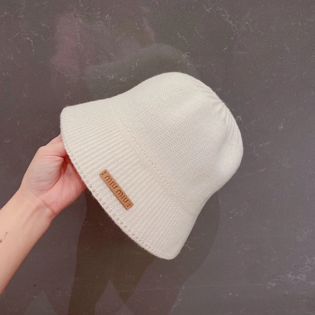 Miu Miu - Вязаная рыбацкая шапка - Белая