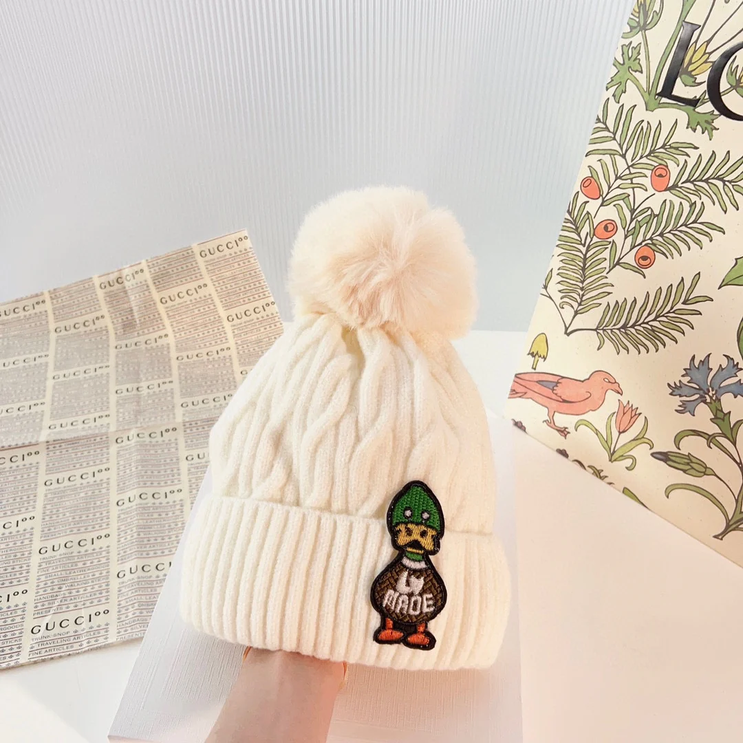 LV - Вязаная шапка-бини с помпоном в виде уточки - белая