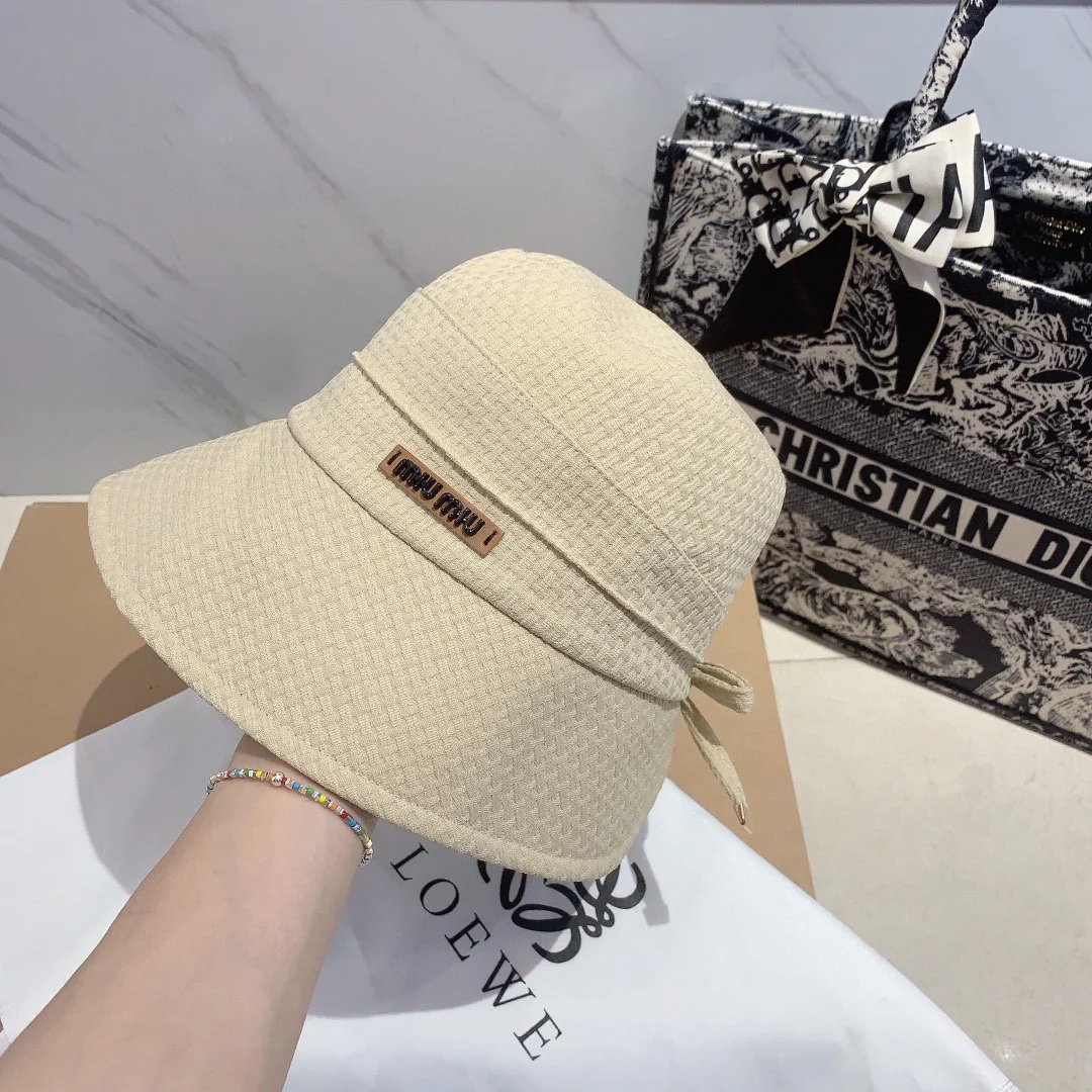 Новинка сезона ?Рыбацкая шляпа? от Miu Miu, начало осени 2023 года.