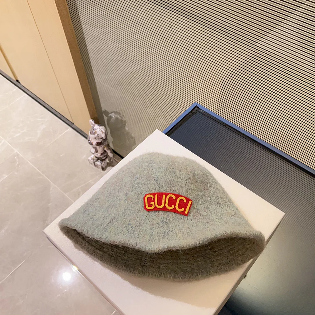 Панама Gucci из кашемира, коллекция осень/зима 2023, серая.