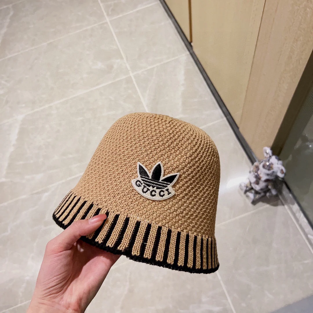 Новая вязаная рыбацкая шапка Gucci 2023 года в вертикальную полоску, цвет хаки.