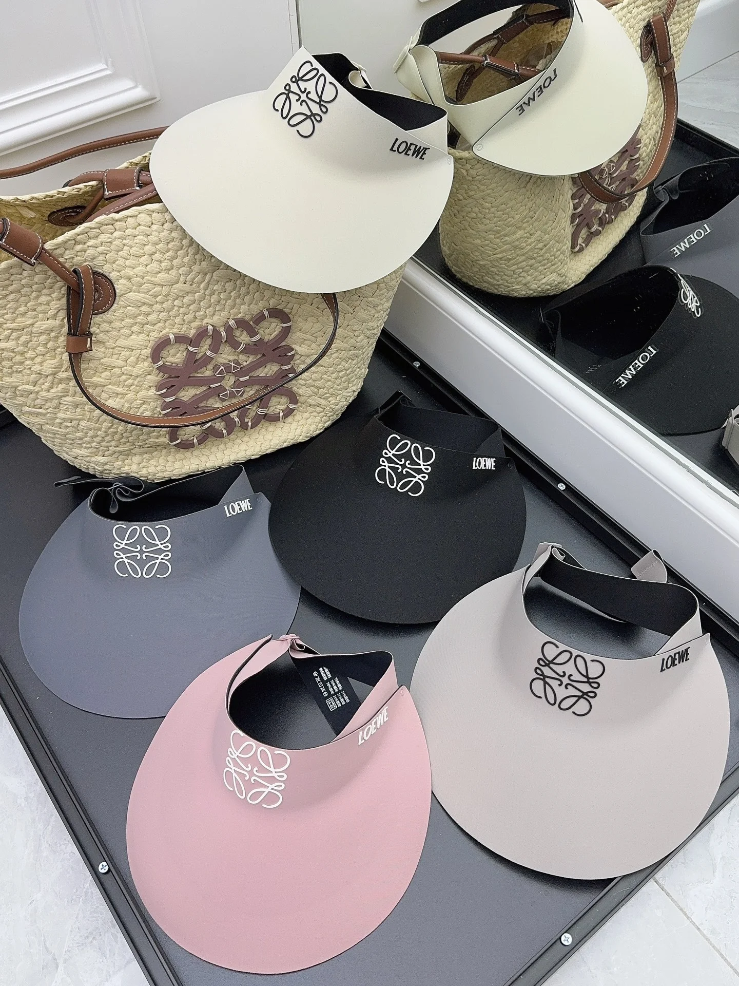 Новая модель LOEWE - бесшовная солнцезащитная шляпа