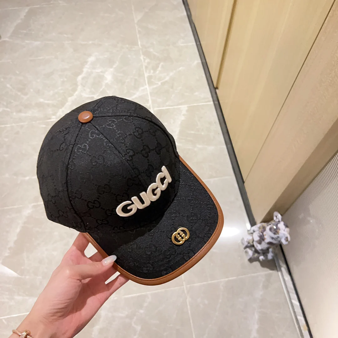 Новинка сезона весна/лето 2023 от Gucci - бейсболка с монограммой - черная.