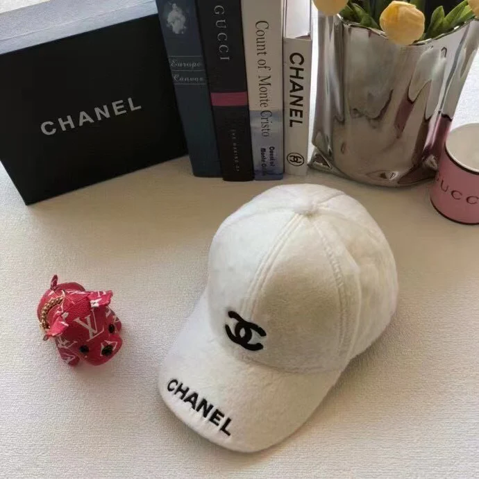 Бейсболка Chanel с вышитым кроличьим мехом
