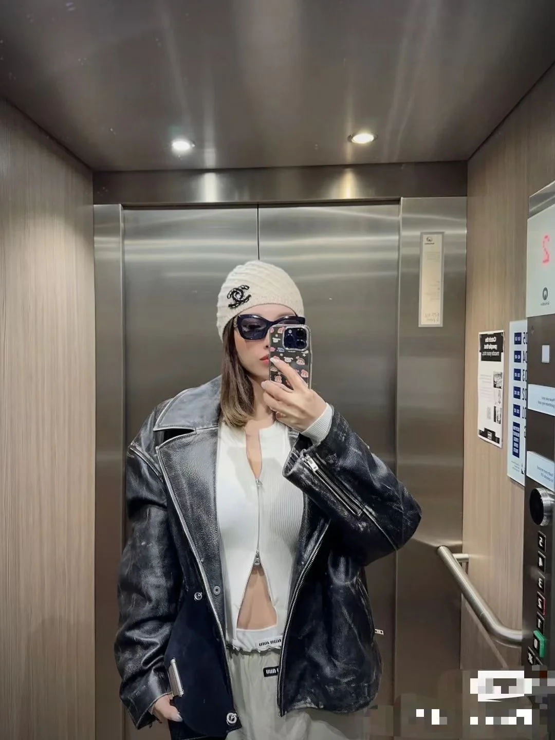 Новая вязаная шапка Chanel в крупную клетку, коллекция осень/зима 2023.