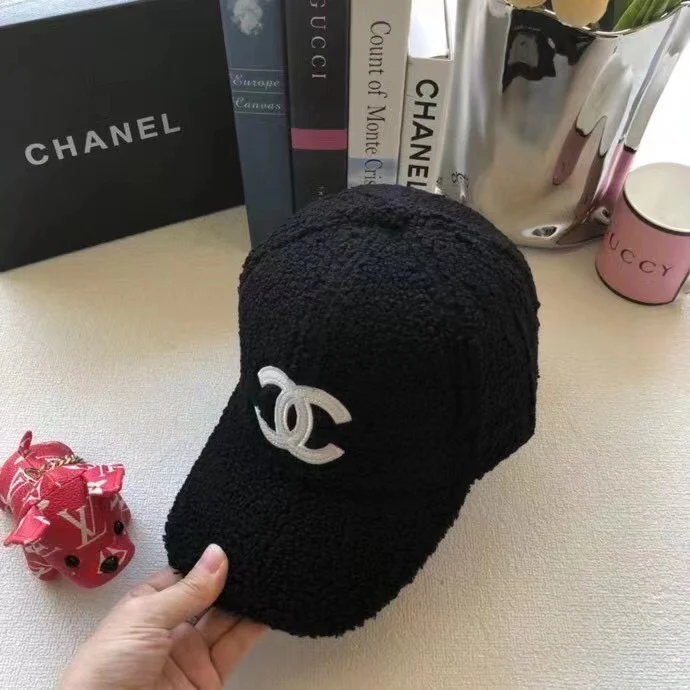 Chanel - Бейсболка с меховой подкладкой - Черная