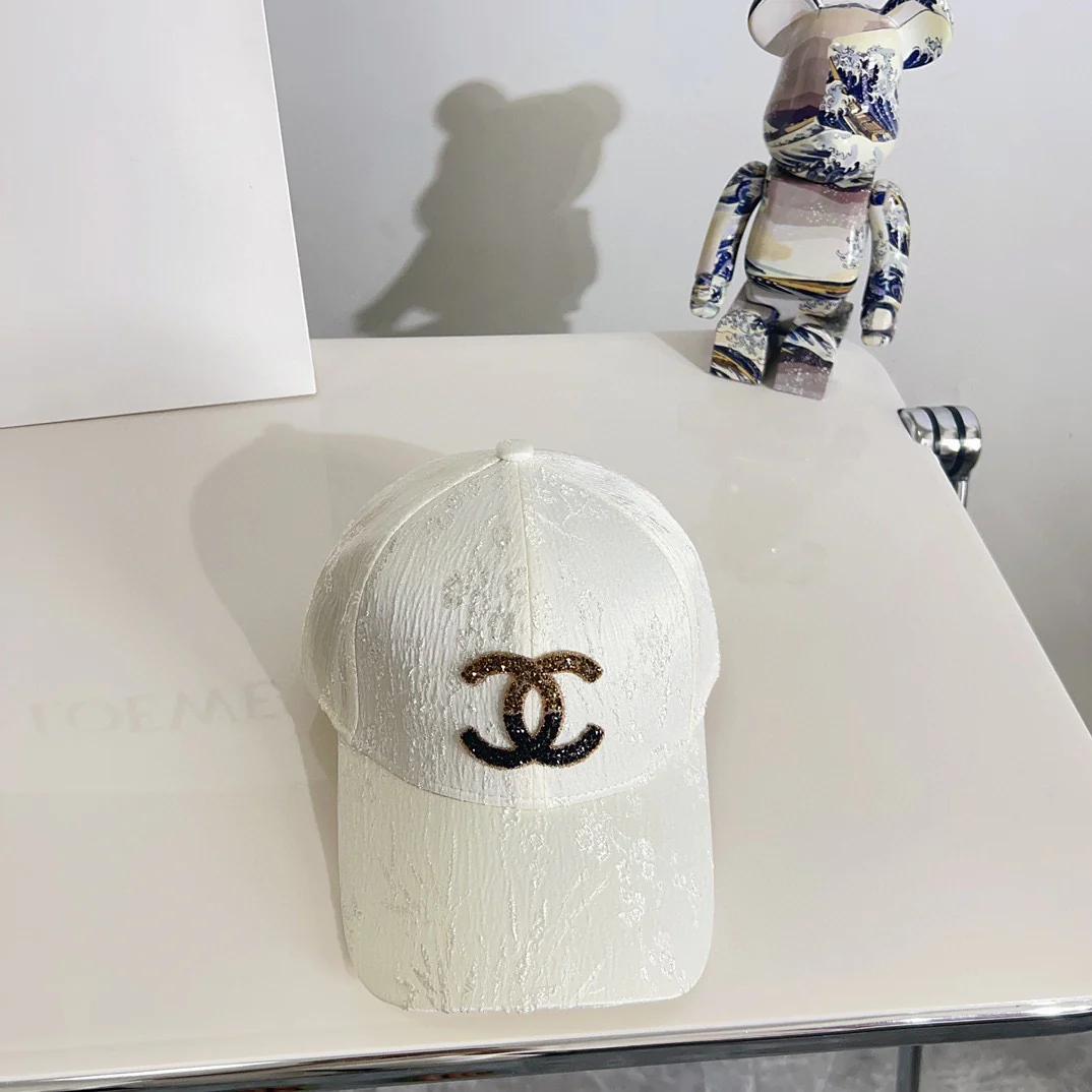 Новая минималистичная бейсболка Chanel 2024 года — белая.