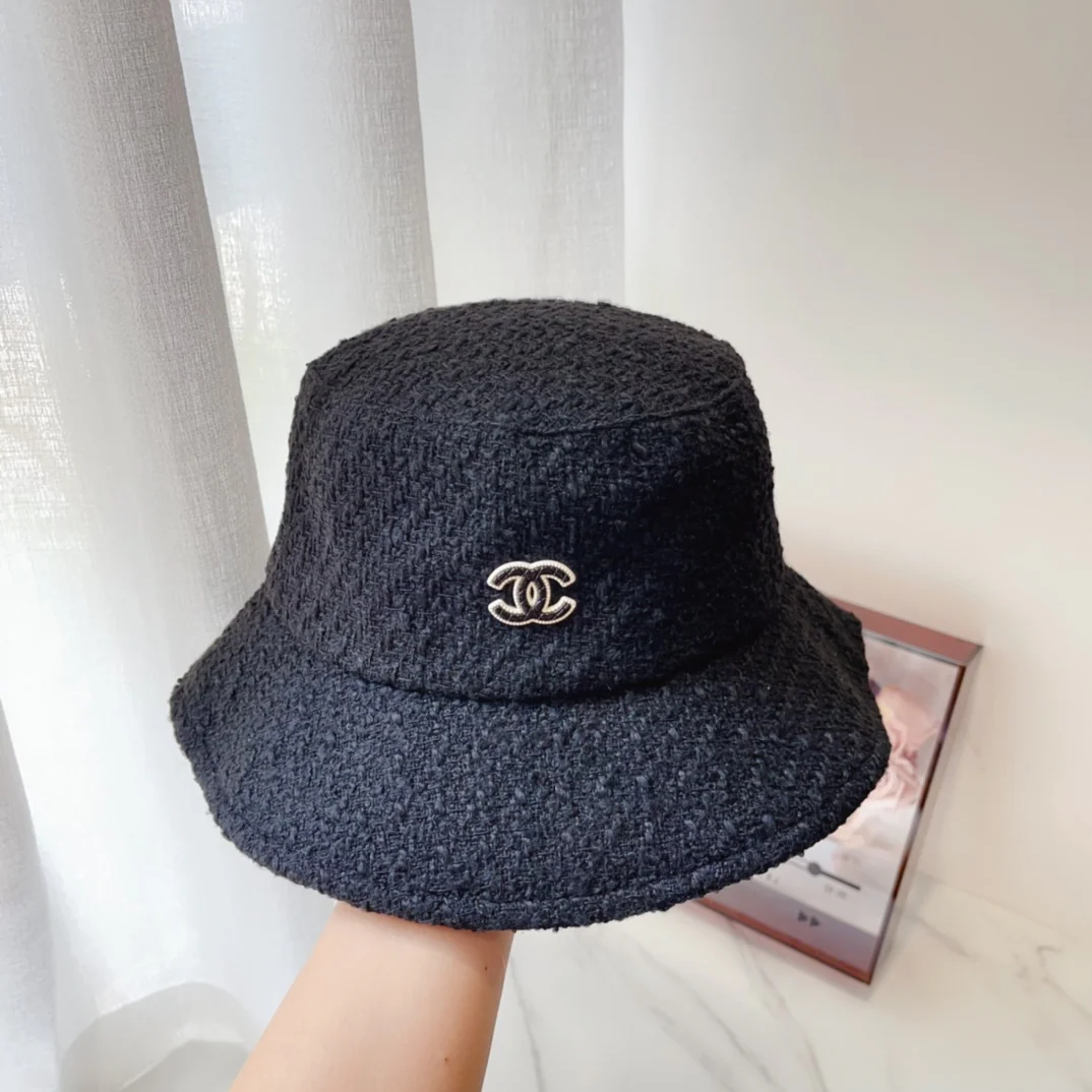 Chanel - Новая модель новой коллекции: шерстяная клетчатая рыбацкая шляпа крупной вязки - черная.