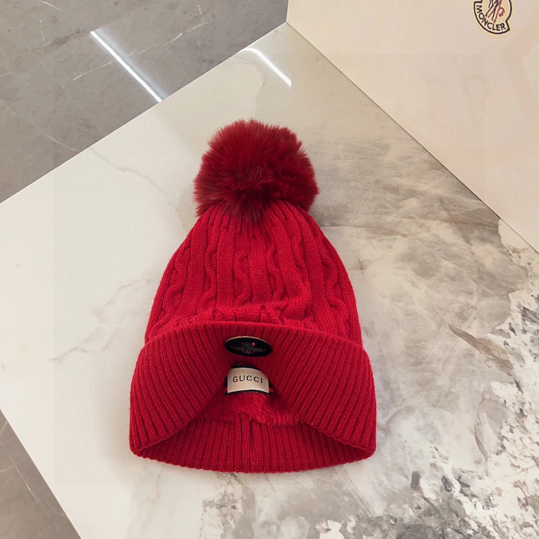 Вязаная шапка Gucci с косами - красная