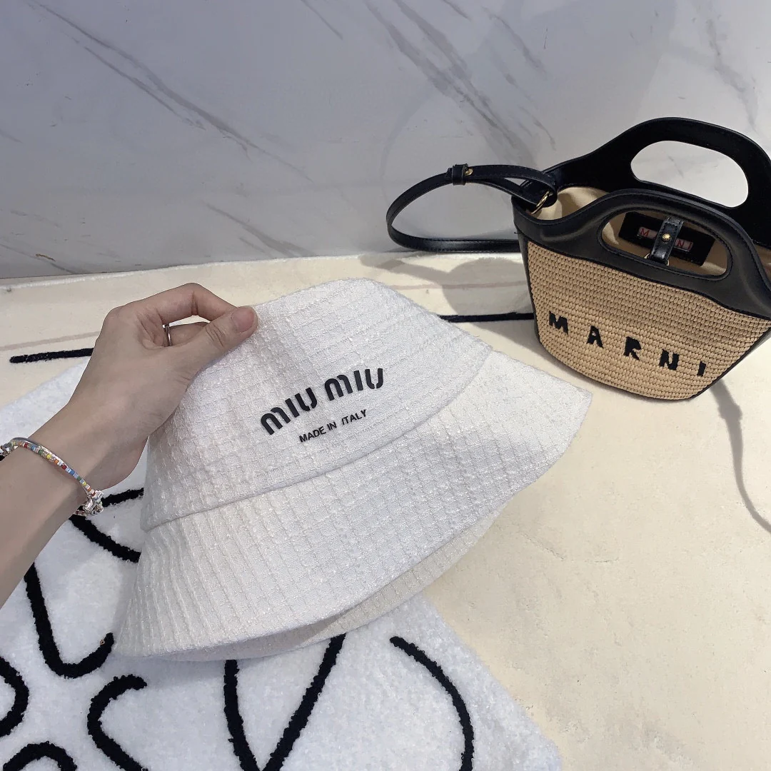 Новинка сезона весна/лето 2023 от Miu Miu - клетчатая панама