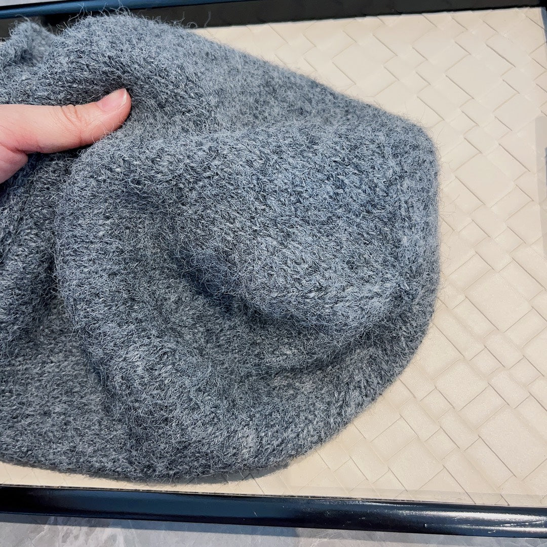 LOEWE - Новая вязаная шапка-бини осенне-зимней коллекции - серая.