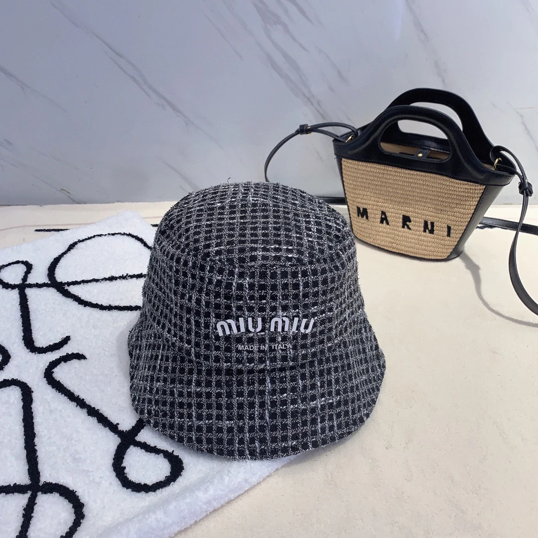 Новинка сезона весна/лето 2023 от Miu Miu - клетчатая панама