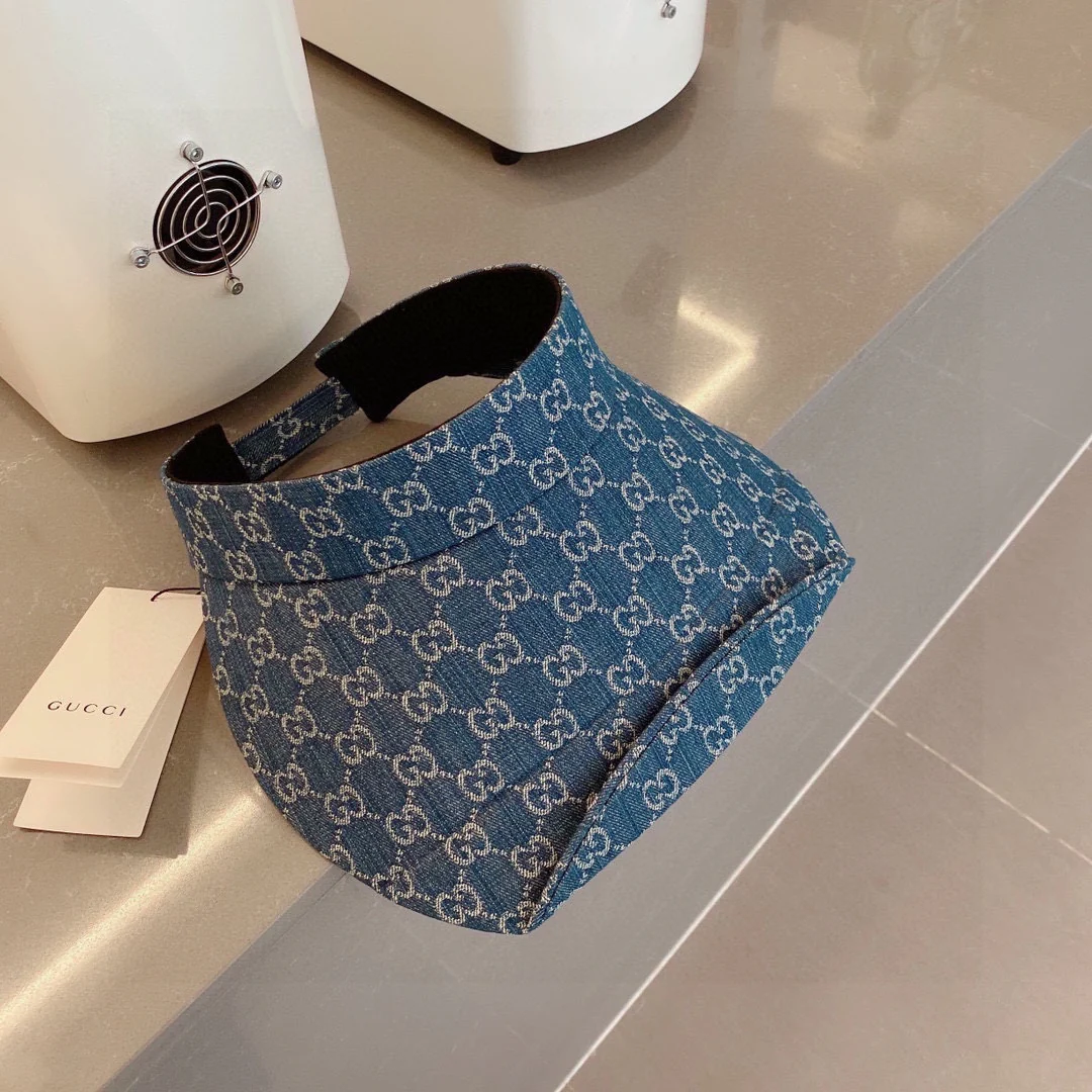 Новые поступления коллекции Gucci весна/лето 2023 - Широкополая шляпа с монограммой - Шляпа-козырек - Солнцезащитная шляпа