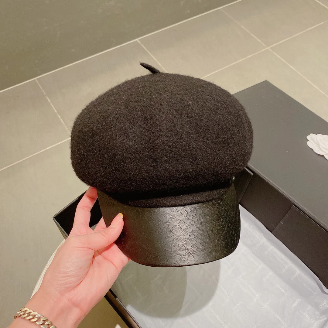 Chanel - Шерстяная военная кепка с клювом-?уточкой? - Черная