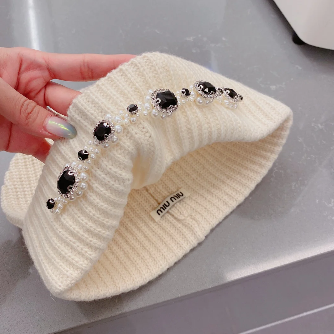 Miu Miu - Маленькая меховая шапочка с жемчужным рисунком - Белая