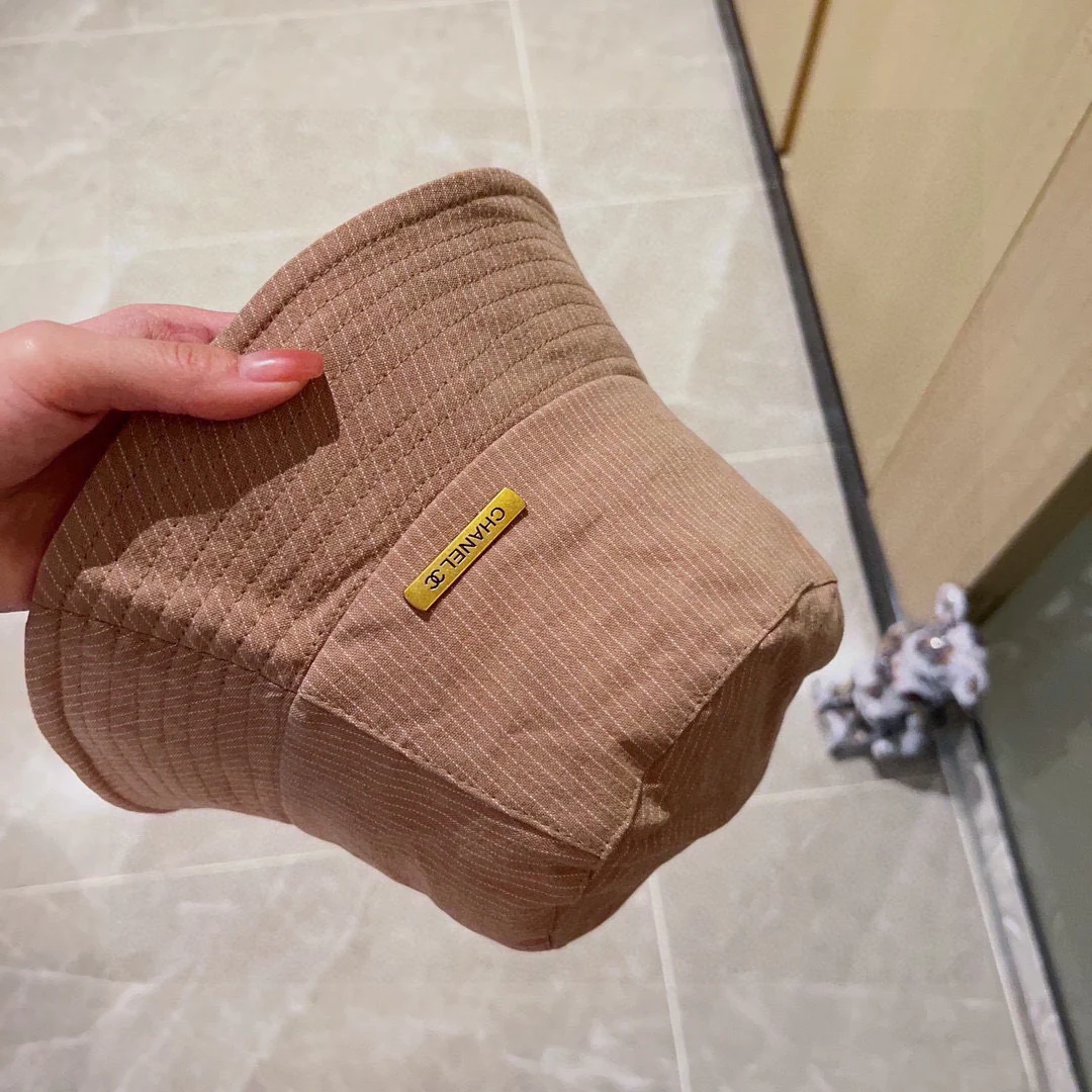 Новая модель Chanel 2023: прямая полосатая рыбацкая шляпа — хаки.