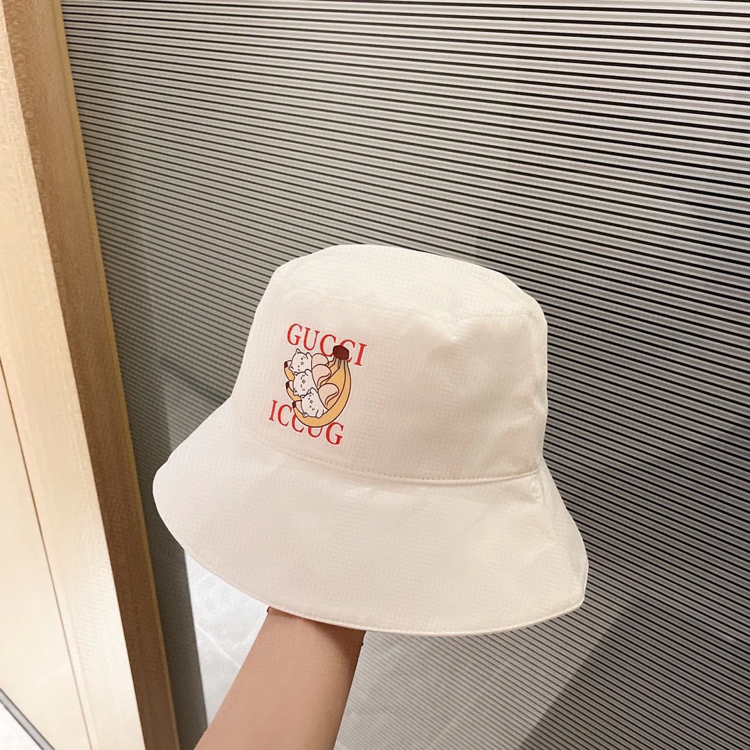 Панама Gucci с кошачьим принтом, 2022 год.
